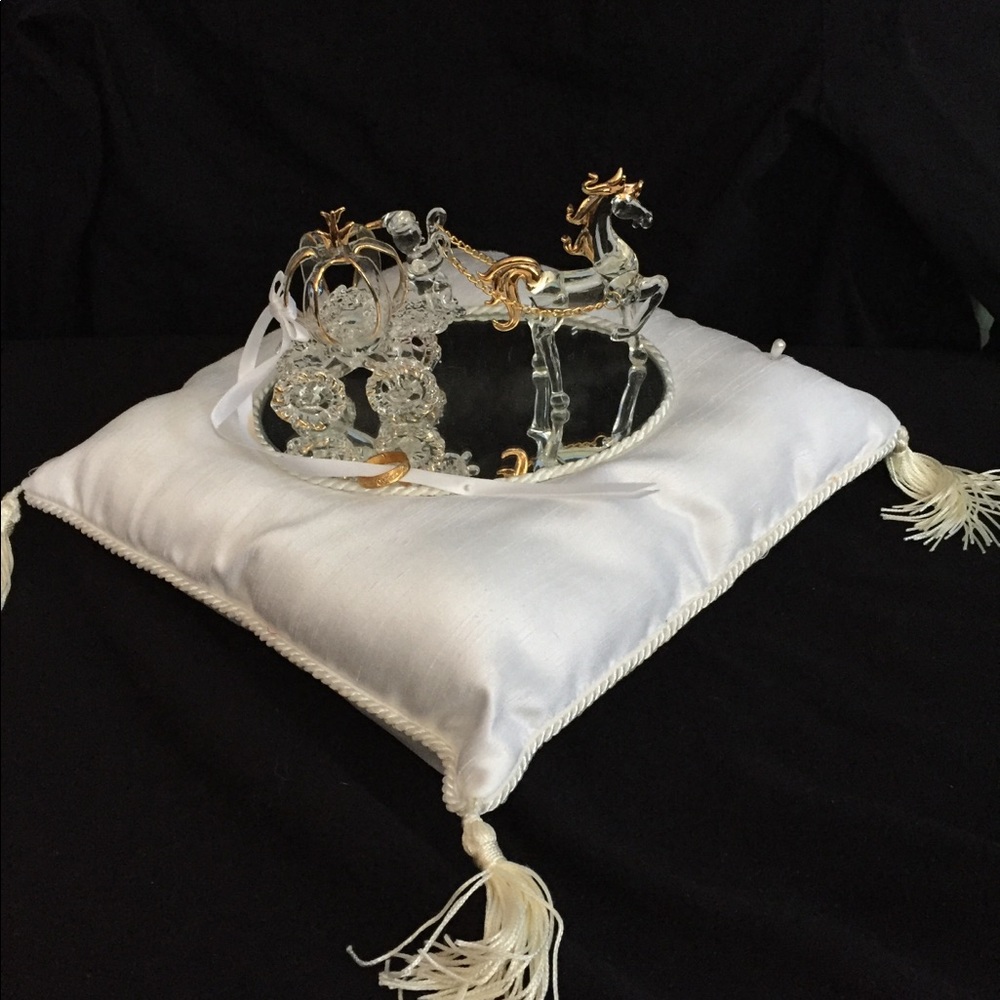💍 2 for 150👸🏻Adorable Wedding “Happily Ever After” Fairytale ring pillow.